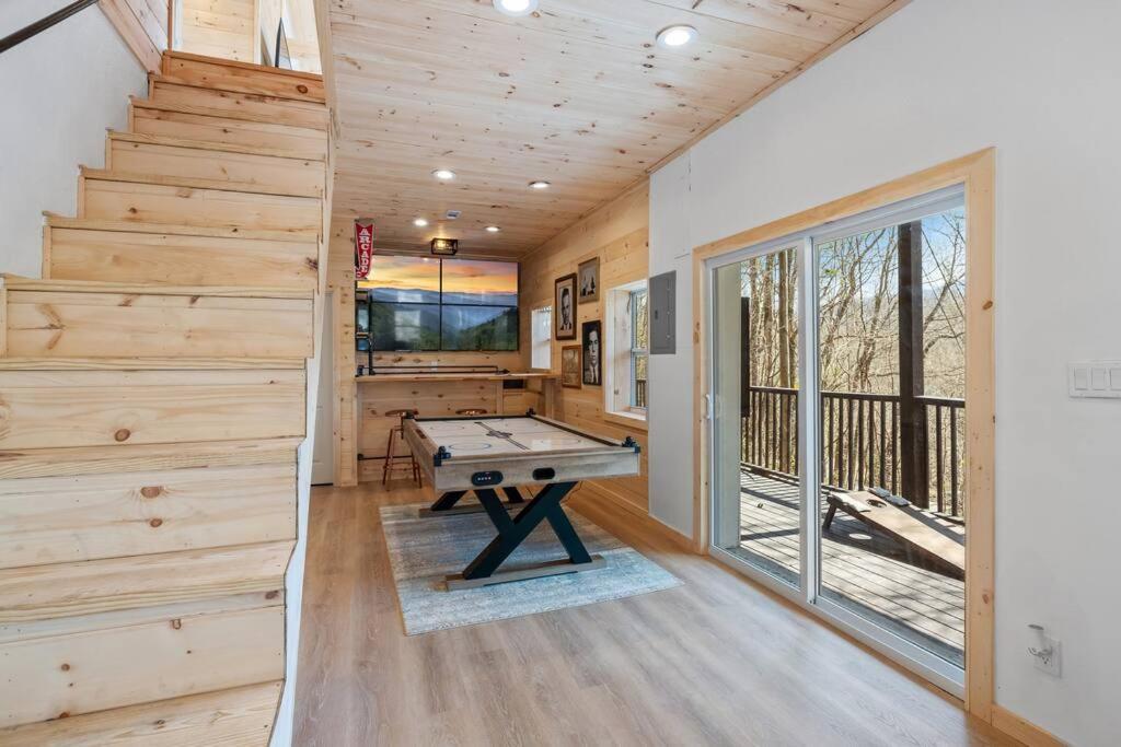 New! Modern Cabin With Two Decks, Bar & Game Room! Гатлінбург Екстер'єр фото