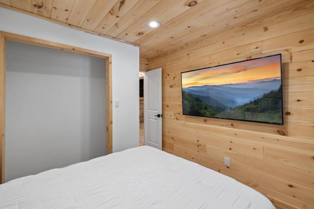 New! Modern Cabin With Two Decks, Bar & Game Room! Гатлінбург Екстер'єр фото